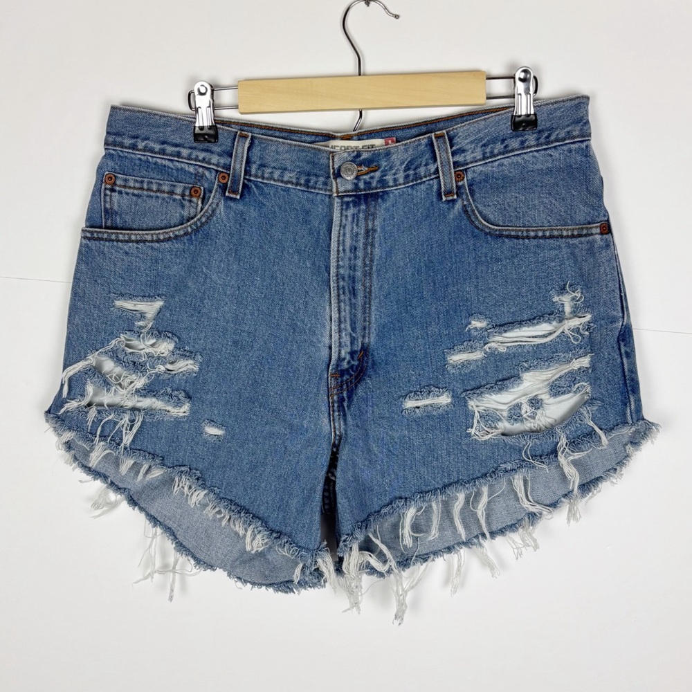 Levi’s 560 Comfort Fit Distressed Cut Off Denim Shorts Size 36 Blue Jean - Picture 5 of 5